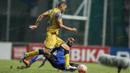 Pemain Barito Putera, Luis Junior, melewati hadangan pemain Persib, Yanto Basna, pada laga TSC 2016 di Stadion Pakansari, Bogor, Jawa Barat, Sabtu (13/8/2016). Persib menang 2-0 atas Barito Putera. (Bola.com/Vitalis Yogi Trisna)