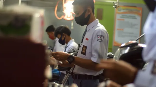 Siswa SMK Komputama Majenang Cilacap berpraktik di fasilitas lab bengkel. (Foto: Liputan6.com/Muhamad Ridlo)