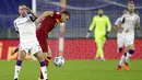 Pemain Roma Edin Dzeko (kanan) berebut bola dengan pemain Fiorentina Franck Ribery pada pertandingan Serie A Italia di Olympic Stadium, Roma, Italia, Minggu (1/11/2020). Roma menang 2-0. (AP Photo/Gregorio Borgia)