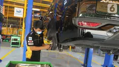 Teknisi memperbaiki mobil di B-Quik Pluit Village, Jakarta, Kamis (29/04/2021). Kehadiran B-Quik yang menempati area sekitar 400m2 di mal dapat melengkapi fasilitas dan keberagaman tenant. (Liputan6.com/Fery Pradolo)