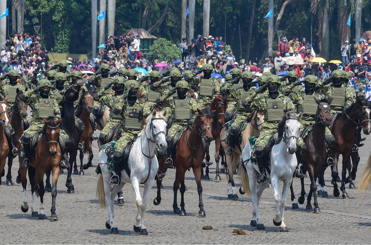 FOTO: Ribuan Warga Padati Monas Saksikan Kemegahan Parade HUT ke-80 TNI