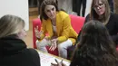 Istri Pangeran William tersebut mengenakan blazer kuning dan celana panjang putih untuk Pekan Kesadaran Kesehatan Mental. (AP Photo/Kin Cheung, pool)