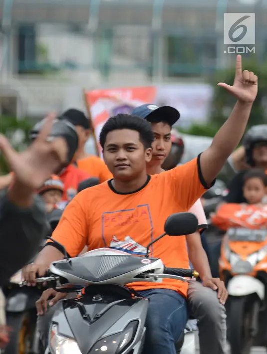 Suporter Persija, The Jakmania saat konvoi kemenangan di Jalan MH Thamrin, Jakarta, Sabtu (15/12). (Merdeka.com/Imam Buhori)