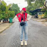 Boyfriend jeans dan crop baseball jacket berwarna merah putih bisa menjadi pilihan. Semakin kece dengan tambahan topi dan sling bag seperti adik ipar mendiang Vanessa Angel, Fuji. (Instagram/fuji_an).