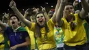 Kemenangan Brasil di laga perdana Piala Dunia 2014 disambut gembira ribuan suporter yang memenuhi Corinthians Arena, Sao Paolo, (13/6/2013). (AFP PHOTO/Pedro Ugarte)