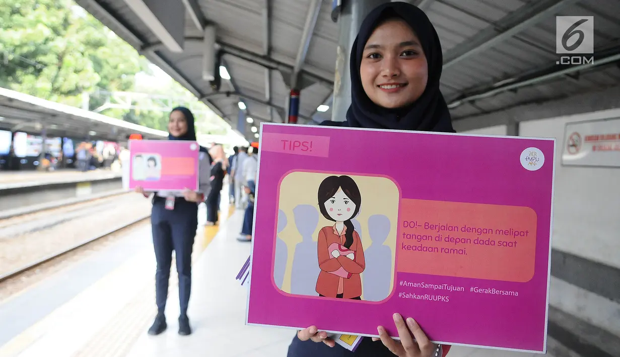 Pegawai PT KCI memegang poster saat kampanye bertema "Victim blamming, konsensus, cat call", dalam rangka memperingati Hari Perempuan Internasional di Stasiun Sudirman, Jakarta, Selasa (12/3). (Liputan6.com/Herman Zakharia)