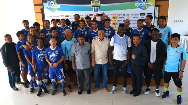 Ezechiel N'Douassel beserta jajaran manajemen, pelatih, dan pemain Persib Bandung. (Liputan6.com/Kukuh Saokani)