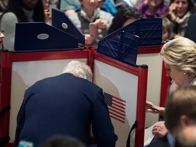 Calon Presiden AS dari Partai Demokrat, Hillary Clinton (kanan) dan suaminya Bill Clinton memberikan suaranya saat pemilihan presiden AS di Chappaqua, New York, AS, Selasa (8/11). (AFP PHOTO / Brendan Smialowski)