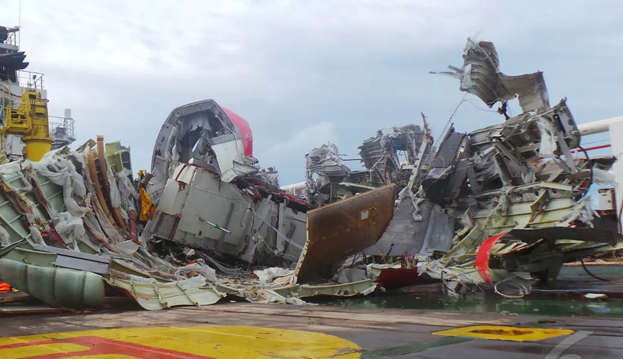 Kondisi bagian belakang pesawat AirAsia QZ8501 saat berhasil diangkat ke atas kapal Crest Onyx,  Kalteng, Sabtu (10/1/2015). (Liputan6.com/Rochmanuddin)