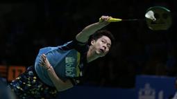 Ganda putra Indonesia, Marcus Gideon / Kevin Sanjaya, mengembalikan kok saat melawan Ou Xuan Yi / Zhang Nan pada Indonesia Open 2019 di Istora Senayan, Jumat (19/7). Marcus / Kevin menang 21-12 dan 21-16. (Bola.com/Yoppy Renato)