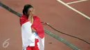 Atlet putri Indonesia, Triyaningsih menutup wajahnya usai finis pertama di nomor 10.000 M di National Stadium Singapura, Kamis (11/6/2015). Triyaningsih mencatatkan waktu 33 menit 44,53 detik dan berhasil meraih emas. (Liputan6.com/Helmi Fithriansyah)