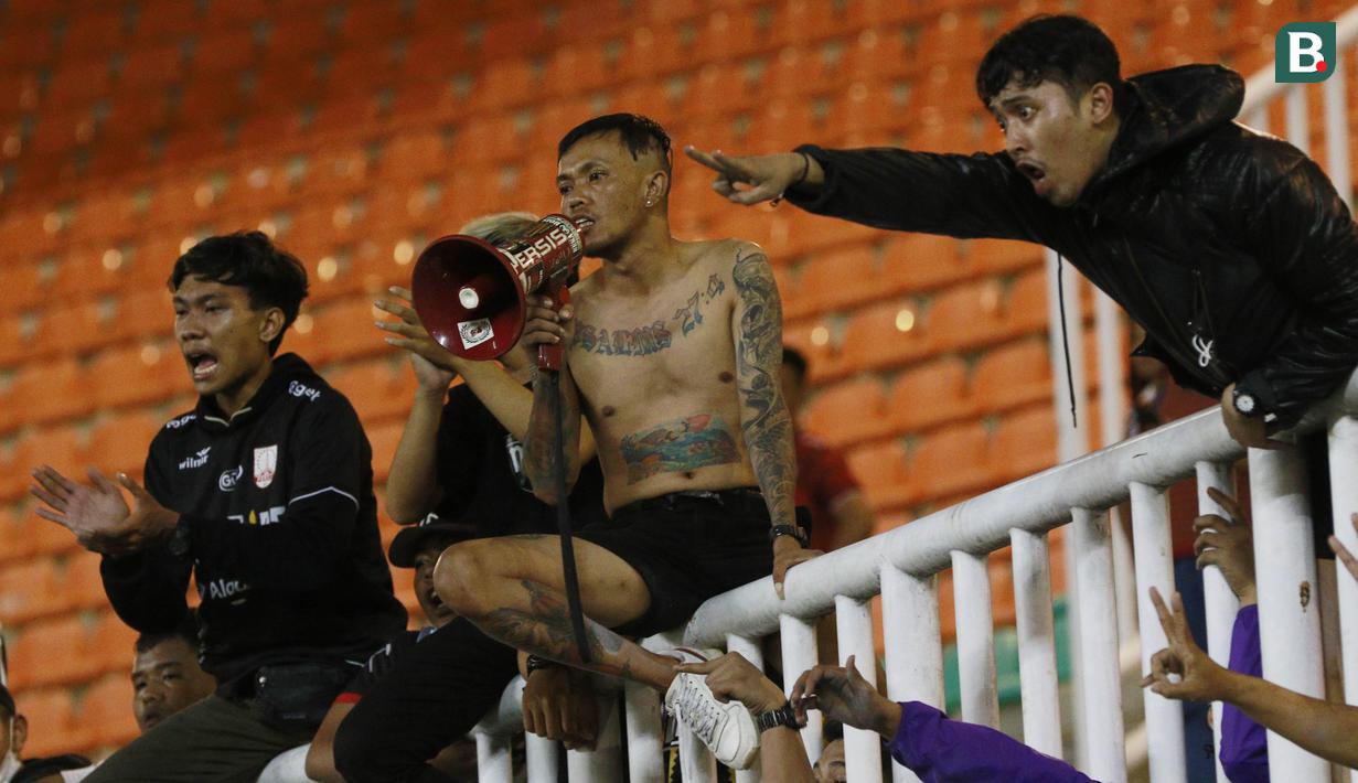 Beberapa suporter Persis Solo saat menonton tim kesayangannya melawan Rans Cilegon FC dalam laga Babak 8 Besar Liga 2 2021/2022 di Stadion Pakansari, Bogor, Rabu (15/12/2021). (Bola.com/M Iqbal Ichsan)