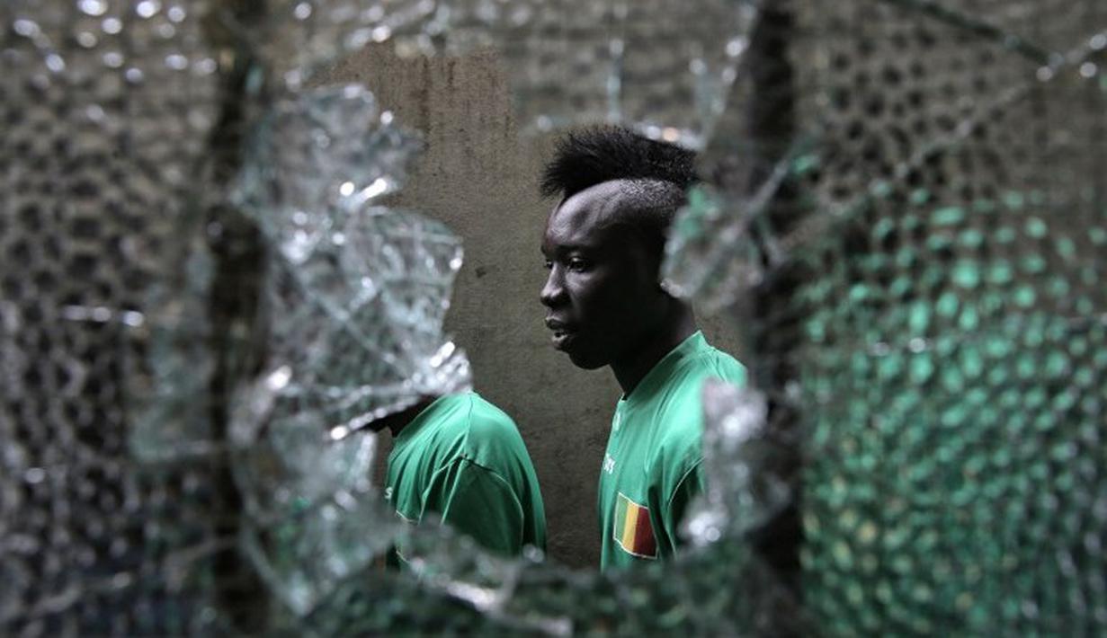 Pemain Mali sedang bersiap bermain melawan Guinea dalam turnamen sepak bola untuk kaum migran dan orang asing bertajuk "Balon Mundial" yang dihelat 6 Juni-5 Juli 2015 di Turin, Italia. (AFP PHOTO/MARCO BERTORELLO)