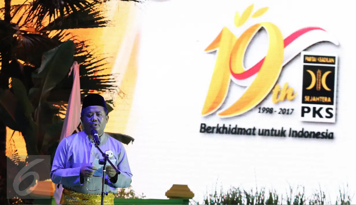 Presiden PKS Sohibul Iman menyampaikan pidato pada acara puncak perayaan Milad ke 19 PKS di Jakarta, Minggu (30/4). Sejumlah tokoh hadir di acara peringatan puncak Milad ke-19 Partai Keadilan Sejahtera tersebut. (Liputan6.com/Herman Zakharia)