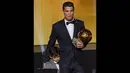 Cristiano Ronaldo mengajak putranya, Cristianinho untuk naik ke atas panggung saat meraih penghargaan Ballon d'Or 2014 di Swiss, Senin (12/1/2015). (AFP PHOTO/Fabrice COFFRINI)