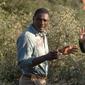 Gambar yang dirilis oleh Universal Pictures ini menunjukkan Idris Elba (kiri) dan sutradara Baltasar Korm&aacute;kur di lokasi syuting film "Beast." Film ini disutradarai oleh Baltasar Kormakur. (Lauren Mulligan/Universal Pictures via AP)