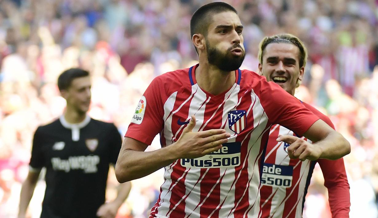 Gelandang Atletico Madrid, Carrasco, melakukan selebrasi usai mencetak gol ke gawang Sevilla pada laga La Liga Spanyol di Stadion Wanda Metropolitano, Sabtu (23/9/2017). Atletico Madrid menang 2-0 atas Sevilla. (AFP/Pierre-Philippe Marcou)