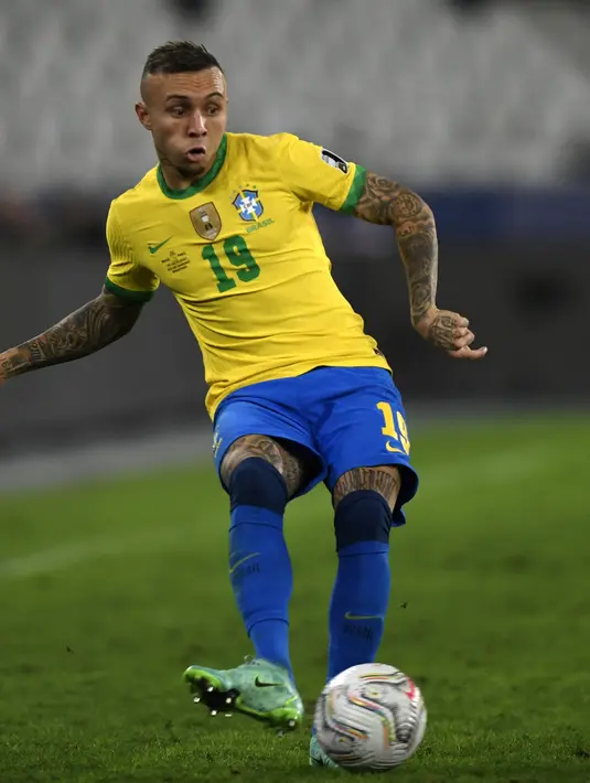 Pemain Brasil Everton mengoper bola saat bertanding melawan Peru selama pertandingan semifinal Copa America di stadion Nilton Santos di Rio de Janeiro, Brasil, Selasa (6/7/2021). Brasil menang tipis atas Peru 1-0. (AFP Photo/Mauro Pimentel)