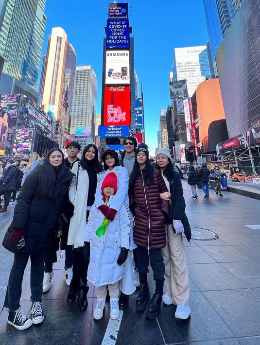 Momen liburan Mulan Jameela dan El Rumi ini pun mencuri perhatian. Putra kedua Maia Estianty ini tampak akrab dengan Mulan dan saudara tirinya. Momen keluarga ini saat liburan pun tampak kompak dan seru. (Liputan6.com/IG/@ari_lasso)