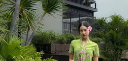 Warna hijau lembut tersebut terasa begitu selaras dengan latar taman tropis yang rimbun, membuat keseluruhan tampilan Anya terlihat menyatu dengan suasana alam yang asri. [@anyageraldine].