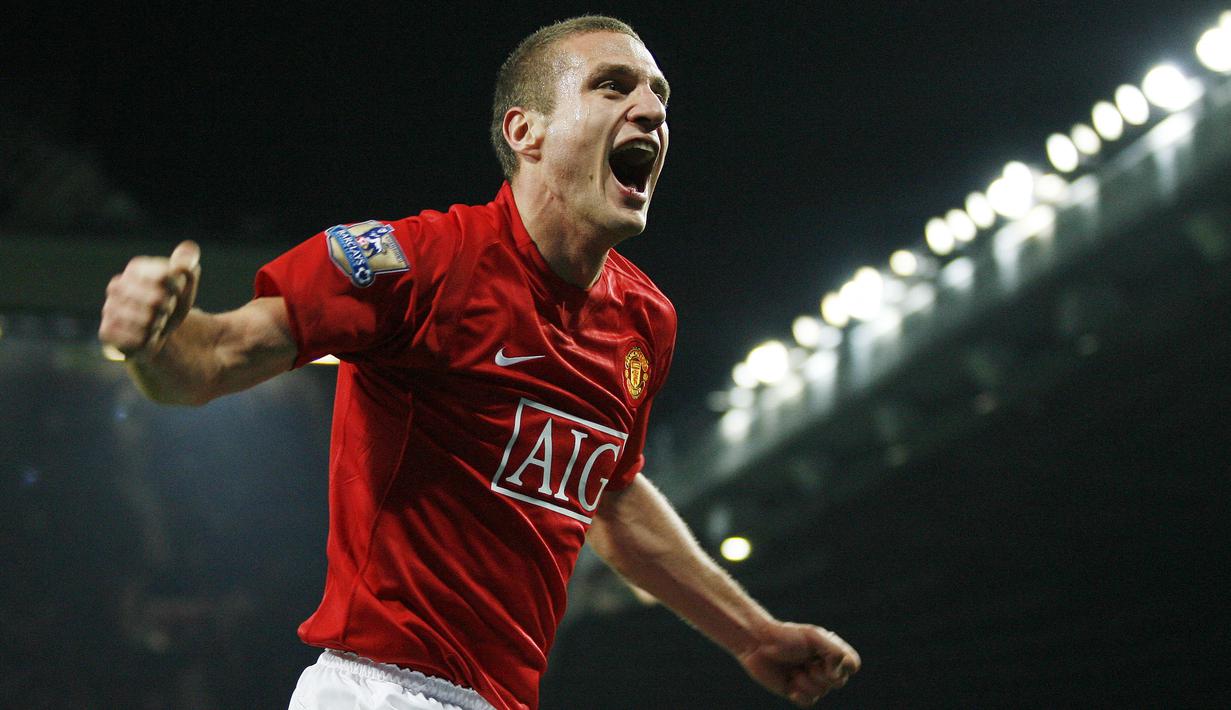Nemanja Vidic sering dikatakan sebagai pembelian terbaik Sir Alex Ferguson. Ia ditebus dari Spartak Moscow seharga tujuh juta pounds pada bursa transfer musim dingin 2006. Bersama Rio Ferdinand, Vidic memainkan peran penting dalam kesuksesan MU selama bertahun-tahun. (AFP/Ian Kington)