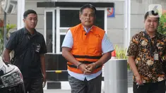 Direktur PT Harlis Tata Tahta Hartoyo (tengah) tiba di Gedung KPK, Jakarta, Senin (4/11/2019). Hartoyo diperiksa sebagai tersangka penyuap terkait pengadaan proyek jalan di Provinsi Kalimantan Timur tahun 2018-2019. (merdeka.com/Dwi Narwoko)