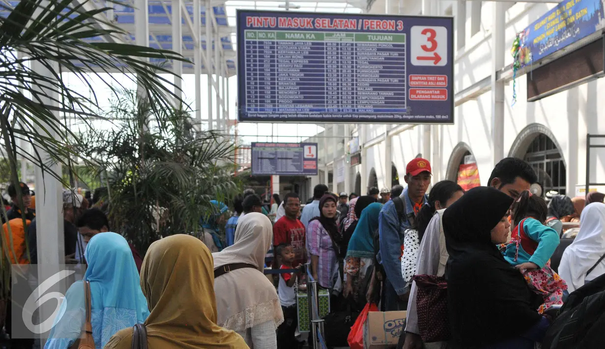 Pemudik masih meramaikan Stasiun Senen pada H+3 Lebaran, Jakarta, Senin (20/7/15). Para pemudik berencana pulang kampung pada H+3 karena tidak mendapatkan tiket sebelum Lebaran. (Liputan6.com/Herman Zakharia)