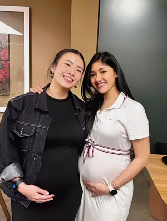 Saat hangout bersama temannya, Erina Gudono mengenakan dress putih lengan pendek berkerah dengan belt kainnya. [Instagram]