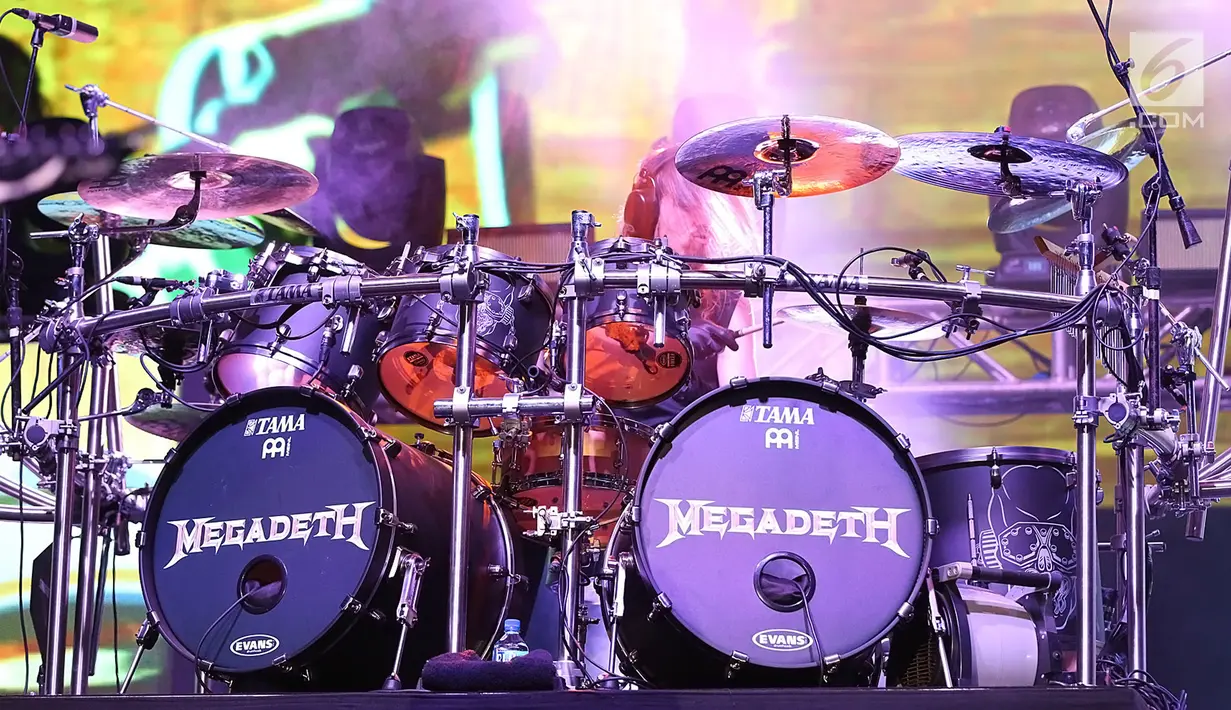 Drummer Megadeth, Dirk Verbeuren beraksi di atas panggung Jogjarockarta 2018 di Stadion Kridosono, Yogyakarta (27/10). Sekitar 15 ribu penonton yang memadati Stadion menyaksikan Band thrash metal tersebut. (Fimela.Com/Bambang E.Ros)
