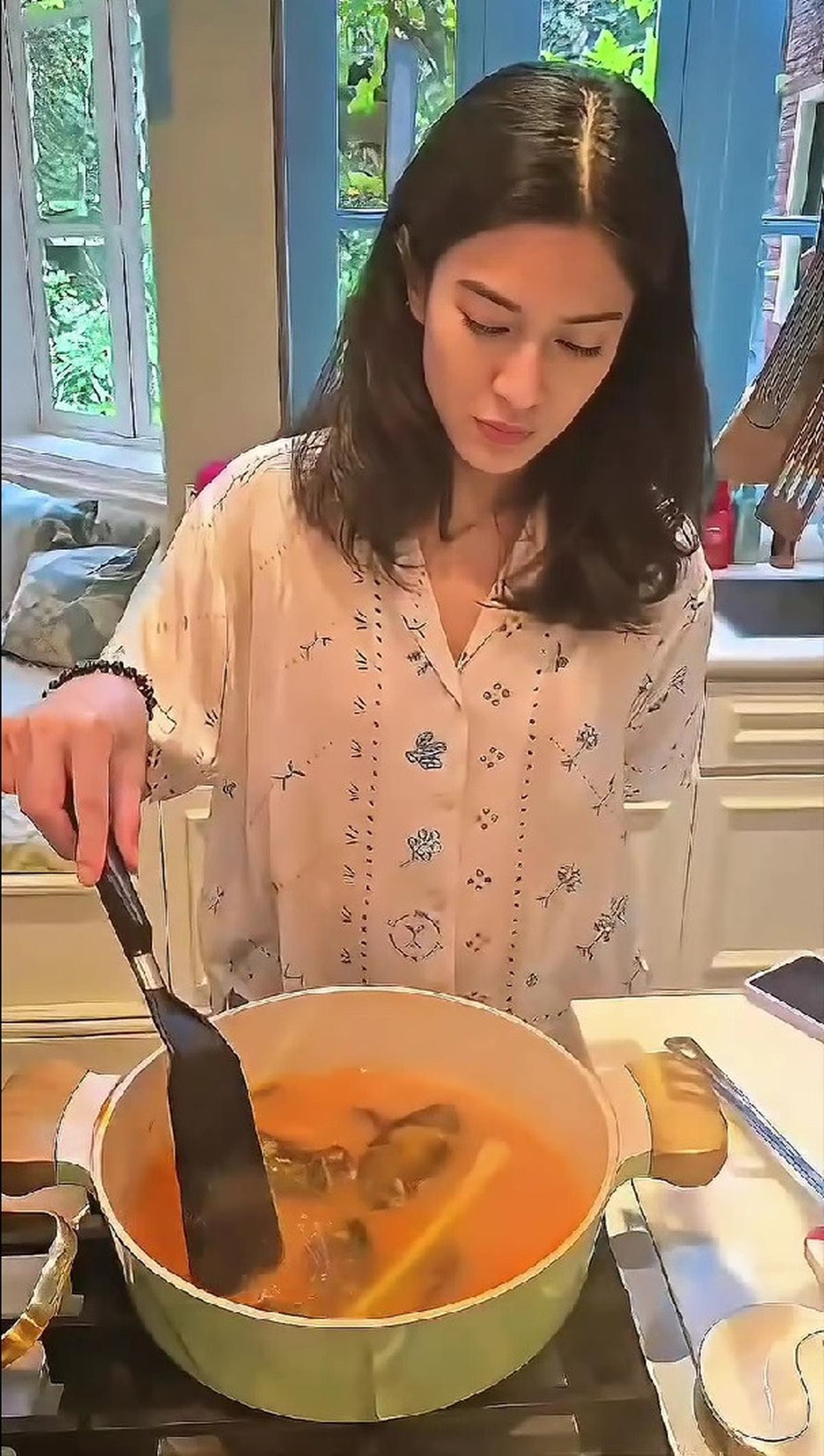 4 Potret Sederhana Dian Sastro Masak di Rumah, Penampilan Cantik Naturalnya Curi Perhatian
