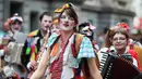 Sejumlah peserta mengenakan kostum unik saat mengikuti parade Zinneke di pusat kota Brussels, Belgia, (22/5). Parade Zinneke juga sebagai wadah seniman lokal untuk memperlihatkan karyanya. (Arie Asona) 
