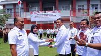 Kepala Divisi Pemasyarakatan, Kantor Wilayah (Kanwil) Kementerian Hukum dan Hak Asasi Manusia (Kemenkumham) Bangka Belitung (Babel), Kunrat memberikan penghargaan kepada petugas yang berhasil menggagalkan penyelundupan narkoba ke dalam Lapas Narkotika Kelas II A Pangkalpinang. Foto: Kemenkumham Babel