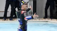 Selebrasi ini pun mengingatkan pada aksi Jorge Lorenzo yang 'nyemplung' danau buatan di Sirkuit Jerez, Spanyol pada 2010. (AP Photo/Jose Breton)