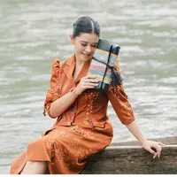 Pesona Kahiyang Ayu Jadi Model untuk Promosikan Kerajinan Daerah Sumut. [@ayanggkahiyang]