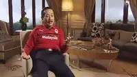 Gaya Jadul, Jadi Penampilan Unik ala Pemilik Cardiff