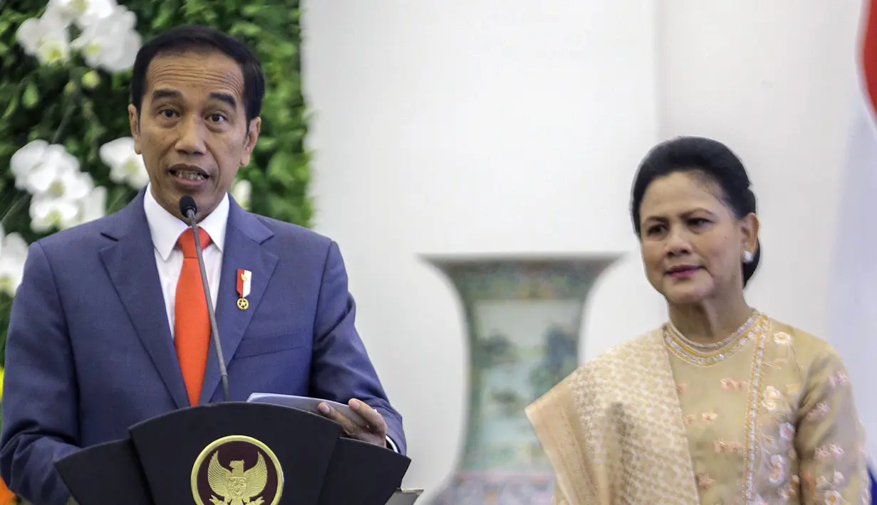 Presiden Joko Widodo (kiri) didampingi Ibu Negara Iriana menyampaikan keterangan di Istana Bogor, Jawa Barat, Selasa (10/3/2020). Raja dan Ratu Belanda mengunjungi Indonesia untuk peningkatan kerja sama bilateral bidang ekonomi dan sumber daya manusia. (Liputan6.com/Faizal Fanani)