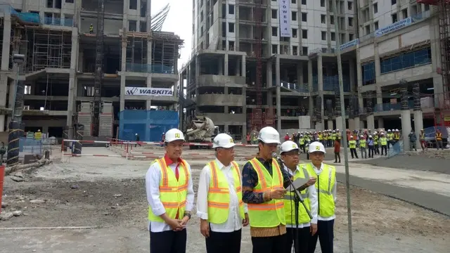 Presiden Jokowi resmikan topping off wisma atlet Asian Games 2018. 