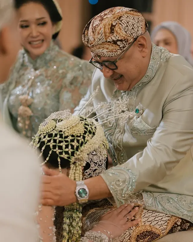 Penampakan jam tangan mewah Irwan Mussry di pernikahan Al Ghazali, harganya ditaksir lebih Rp3 Miliar