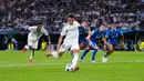 Pemain Real Madrid, Kylian Mbappe, melepaskan tendangan penalti ke gawang Marseille dalam laga matchday 1 League Phase Liga Champions 2025/2026 di Santiago Bernabeu, Rabu (17/9/2025) dini hari WIB. (AP Photo/Manu Fernandez)