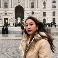 Sherina tampil memukau dengan outfit yang tampak begitu hangat kala berlibur ke Eropa. [Foto: Instagram/ Sherina]