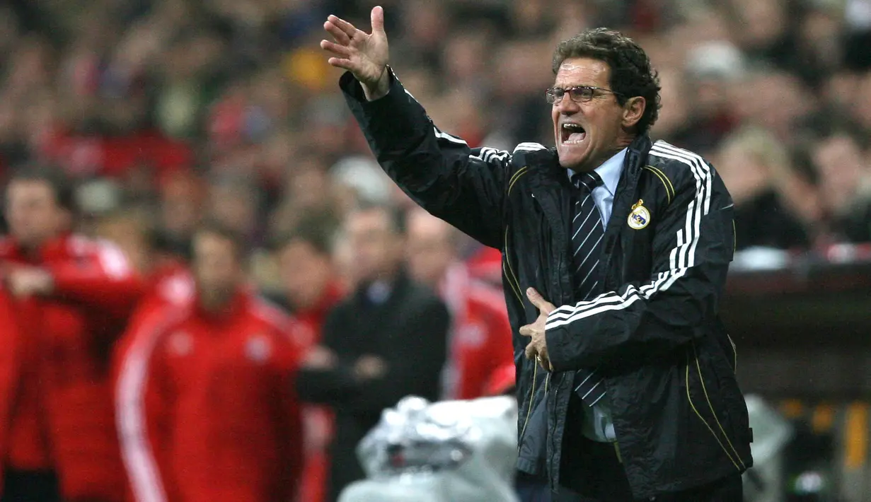 Fabio Capello pernah menjadi pelatih Real Madrid sebanyak dua kali. Di musim pertamanya, ia langsung membawa Los Blancos juara La Liga 1996/1997. Namun, karena suporter tak ingin melihat Real Madrid yang bermain lebih bertahan, Capello pun dipecat. Pria berkebangsaan Italia itu kemudian ditunjuk lagi pada 2006. Lagi-lagi, ia berhasil mempersembahkan gelar Liga Spanyol di musim pedananya namun juga hanya semusim bertahan di Real Madrid. (AFP/Philippe-Pierre Marcou)
