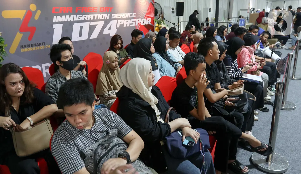 Pelayanan kali ini hanya diperuntukkan untuk masyarakat yang ingin membuat paspor pertama kali atau mengganti paspor karena sudah kadaluarsa (expired). (Liputan6.com/Herman Zakharia)