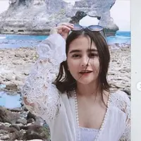 Prilly Latuconsina saat liburan di sebuah pantai di Bali (Instagram/@ prillylatuconsina96)