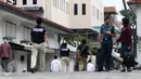 Suasana RSAL Mintohardjo yang dijaga ketat oleh pihak keamanan, Jakarta, Senin (14/3). Diduga kebakaran yang menewaskan empat orang tersebut akibat korsleting listrik. (Liputan6.com/Gempur M Surya)