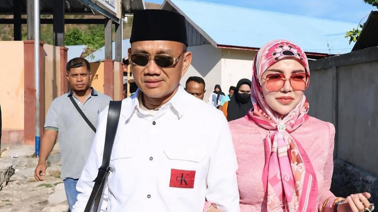 Potret Cetar Bella Shofie Temani Suami Nyoblos Pilkada Kabupaten Buru, Tenteng Tas Mewah dan Outfit Serba Pink