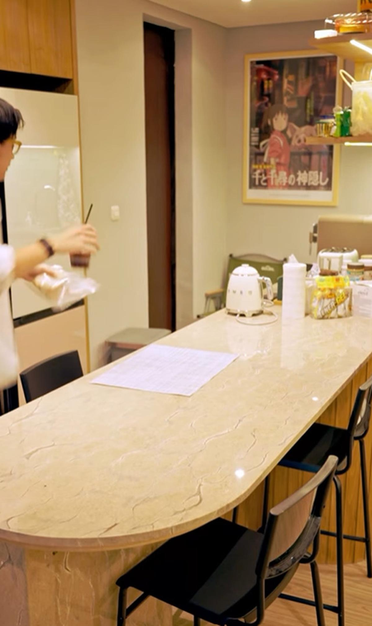7 Potret Dapur Rumah Brandon Salim dan Dhika Himawan, Modern Minimalis dengan Sentuhan Hangat