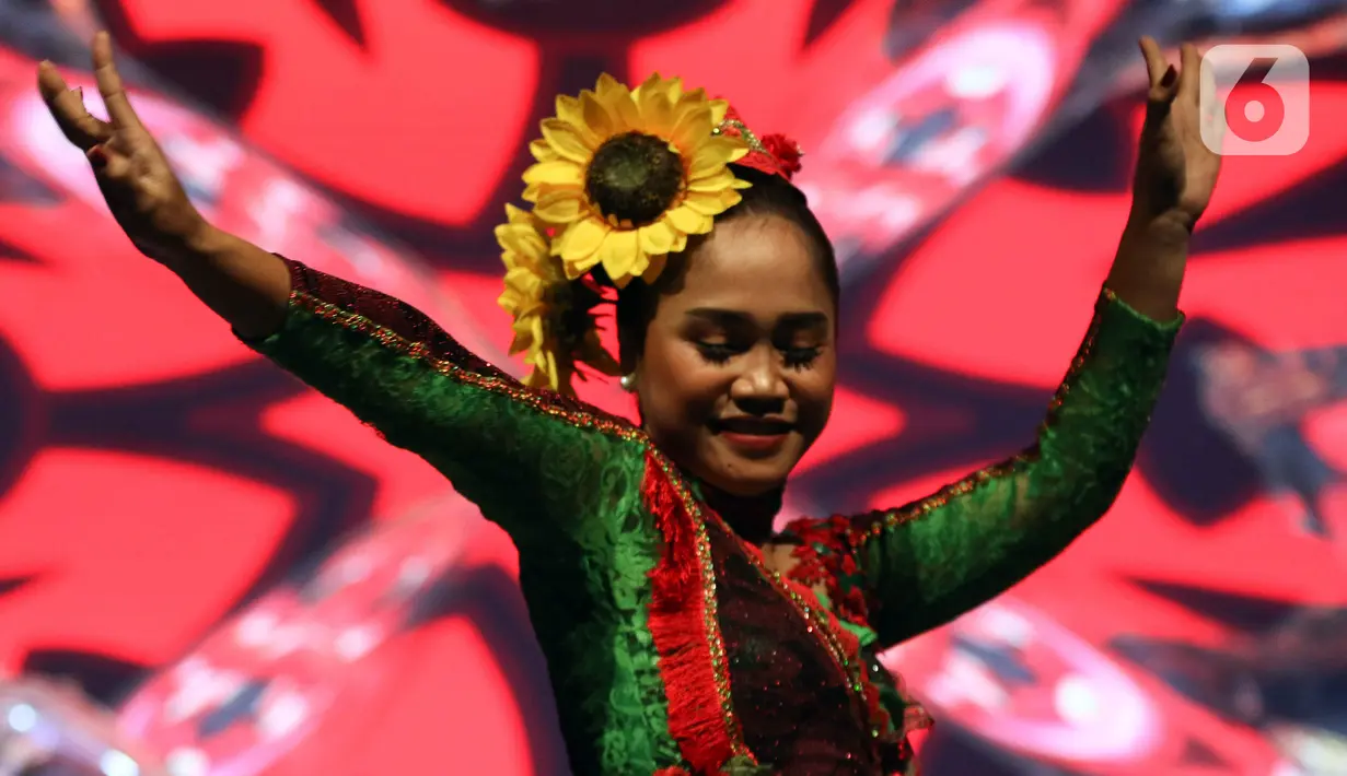 Seniman membawakan tarian saat pagelaran Sabang Merauke di Ciputra Artpreneur, Jakarta, Jumat (11/11/2022). Pagelaran Sabang Merauke menampilkan tari-tarian yang merupakan ciri khas masing-masing daerah di Tanah Air. (Liputan6.com/Herman Zakharia)
