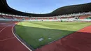 Hamparan rumput hijau terlihat mulus di Stadion Pakansari, Cibinong, Kabupaten Bogor, Rabu (23/7/2026). Perawatan lapangan menjadi salah satu fokus utama pengelola menjelang stadion tersebut menjadi kandang Timnas Indonesia pada Piala AFF 2026. Selain rumput, pembenahan juga dilakukan pada atap, tribune, toilet, penerangan, hingga area luar stadion dengan progres keseluruhan mencapai sekitar 98 persen. (Bola.com/Muhammad Adi Yaksa)