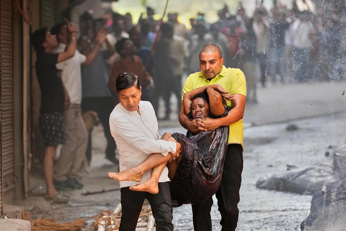 FOTO: Evakuasi Dramatis Korban Kebakaran Hotel di New Delhi