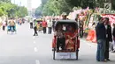 Sejumlah tamu undangan menggunakan becak menuju acara pernikahan putri Presiden Jokowi, Kahiyang Ayu dan Bobby Nasution di Gedung Graha Saba Buana, Solo, Rabu (8/11). (Liputan6.com/Angga Yuniar)